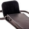 portacelular-alheli-cuero-vacuno-negro-detalle-tapa-interior-gamuza.jpg Detalle tapa abierta Portacelular Alhelí Rose Blanche negro, interior con forro de gamuza y cierre magnético, cuero vacuno artesanal Patagonia