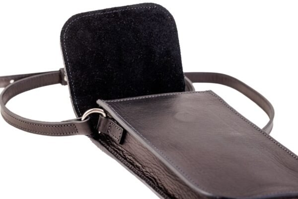 portacelular-alheli-cuero-vacuno-negro-detalle-tapa-interior-gamuza.jpg Detalle tapa abierta Portacelular Alhelí Rose Blanche negro, interior con forro de gamuza y cierre magnético, cuero vacuno artesanal Patagonia