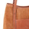 Detalle lateral Cartera Celine Rose Blanche gamuza camel y cuero vacuno, costura artesanal y estructura, Patagonia Argentina"