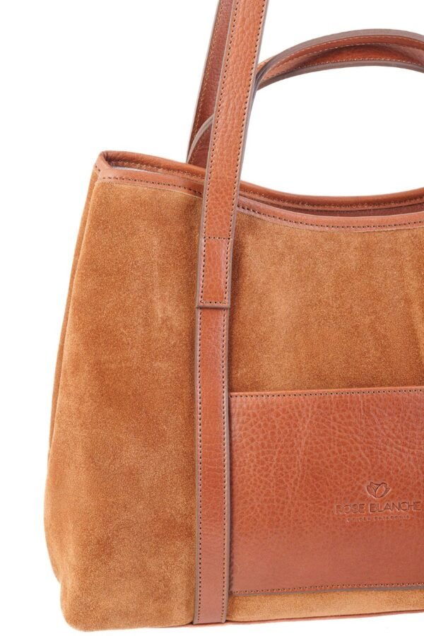 Detalle lateral Cartera Celine Rose Blanche gamuza camel y cuero vacuno, costura artesanal y estructura, Patagonia Argentina"