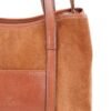Cartera Celine Rose Blanche gamuza camel y cuero vacuno, vista tres cuartos con correas de hombro, artesanal Patagonia Argentina