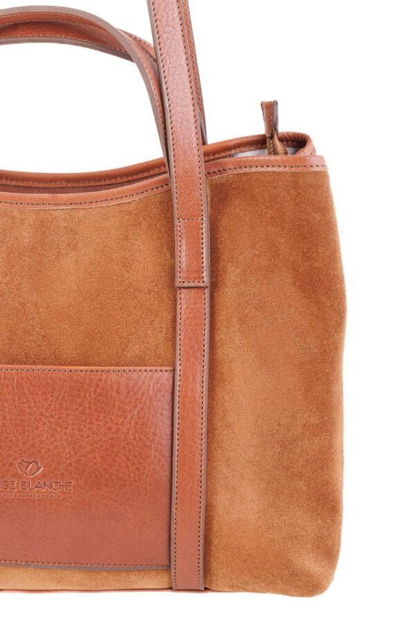 Cartera Celine Rose Blanche gamuza camel y cuero vacuno, vista tres cuartos con correas de hombro, artesanal Patagonia Argentina