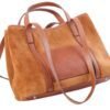 Detalle bolsillo exterior y logo Rose Blanche estampado en cuero vacuno camel, Cartera Celine gamuza camel artesanal Patagonia