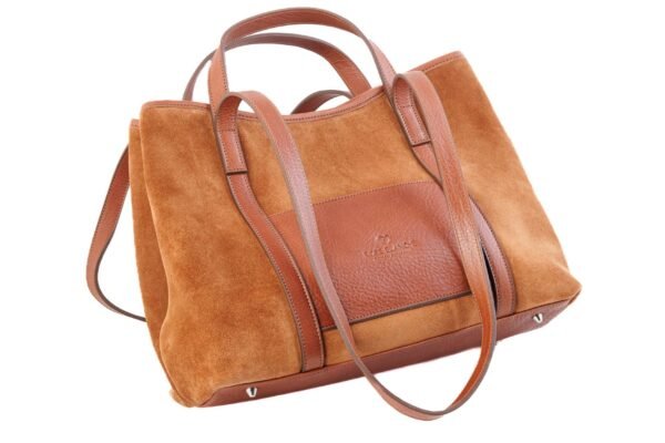 Detalle bolsillo exterior y logo Rose Blanche estampado en cuero vacuno camel, Cartera Celine gamuza camel artesanal Patagonia