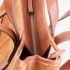 Detalle cierre cremallera superior y manija corta Cartera Celine Rose Blanche gamuza camel y cuero vacuno, artesanal Patagonia