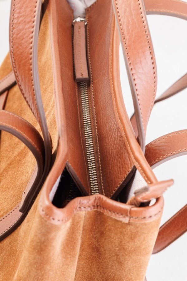 Detalle cierre cremallera superior y manija corta Cartera Celine Rose Blanche gamuza camel y cuero vacuno, artesanal Patagonia