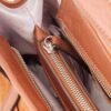 Interior Cartera Celine Rose Blanche gamuza camel y cuero vacuno, forro estampado con patrón Rose Blanche y bolsillo cremallera, artesanal Patagonia
