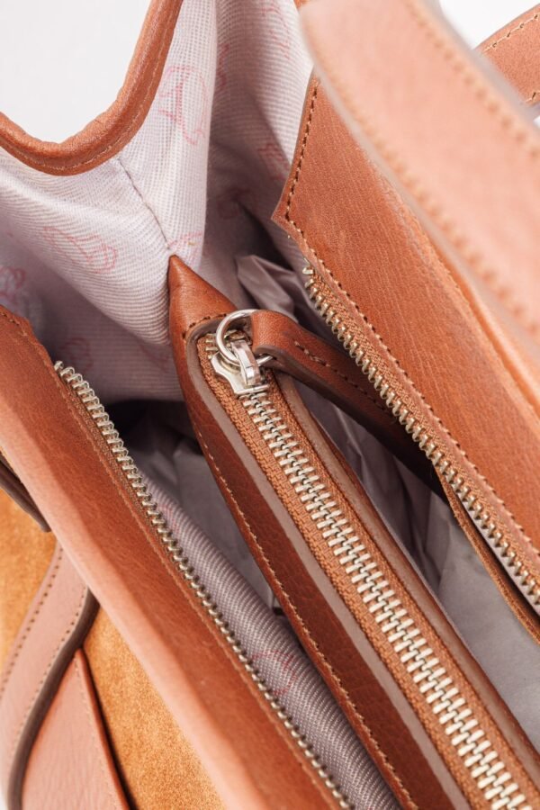 Interior Cartera Celine Rose Blanche gamuza camel y cuero vacuno, forro estampado con patrón Rose Blanche y bolsillo cremallera, artesanal Patagonia