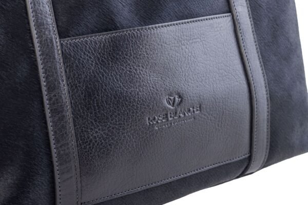 Detalle bolsillo exterior y logo Rose Blanche estampado en cuero negro, Cartera Celine pelo vaca negro artesanal Patagonia