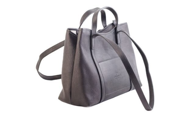 Cartera Celine Rose Blanche cuero vacuno negro, vista tres cuartos con correas de hombro y manija corta, artesanal Patagonia Argentina