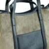 Detalle bolsillo exterior y logo Rose Blanche en cuero negro, Cartera Celine gamuza greige y cuero negro, artesanal Patagonia
