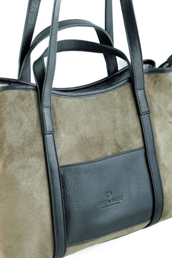 Detalle bolsillo exterior y logo Rose Blanche en cuero negro, Cartera Celine gamuza greige y cuero negro, artesanal Patagonia