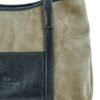 Cartera Celine Rose Blanche gamuza greige y cuero negro, vista tres cuartos con correas de hombro, artesanal Patagonia Argentina