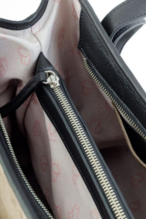 Interior Cartera Celine Rose Blanche gamuza greige y cuero negro, forro estampado patrón Rose Blanche con bolsillo cremallera, artesanal Patagonia