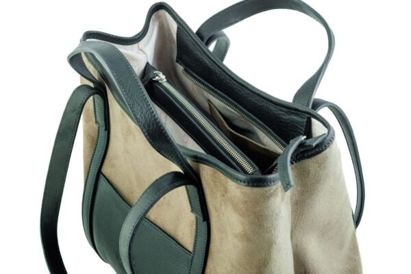 Vista interior Cartera Celine Rose Blanche gamuza greige y cuero negro, estructura interna y forro estampado, artesanal Patagonia Argentina