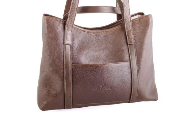 Cartera Celine Rose Blanche cuero vacuno chocolate liso, vista frontal completa con bolsillo exterior y logo estampado, artesanal Patagonia Argentina