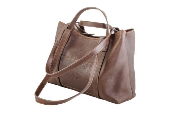 Cartera Celine Rose Blanche cuero vacuno chocolate, vista tres cuartos lateral con correas de hombro y manija corta, artesanal Patagonia Argentina