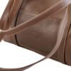 Detalle bolsillo exterior de acceso rápido y logo Rose Blanche estampado en relieve, Cartera Celine cuero vacuno chocolate artesanal Patagonia