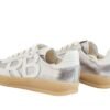Vista trasera Zapatilla Emma Rose Blanche en gamuza gris y cuero plateado, suela gum