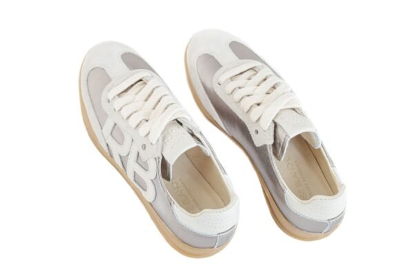Zapatilla Emma Rose Blanche en gamuza gris y cuero plateado, vista superior