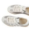 Vista superior Zapatilla Emma Rose Blanche gamuza gris con logo RB y cordones crema