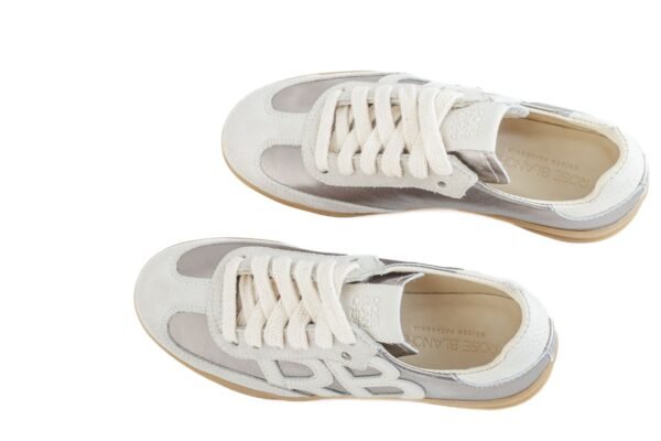 Vista superior Zapatilla Emma Rose Blanche gamuza gris con logo RB y cordones crema