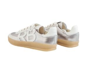 Vista trasera Zapatilla Emma Rose Blanche en gamuza gris y cuero plateado, suela gum
