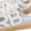 Detalle logo RB en cuero blanco sobre panel plateado, Zapatilla Emma Rose Blanche
