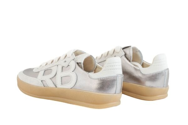 Vista trasera Zapatilla Emma Rose Blanche en gamuza gris y cuero plateado, suela gum