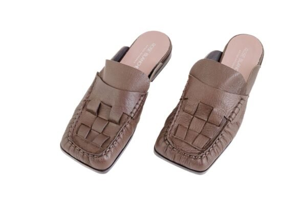zueco-allegra-cuero-vacuno-chocolate-trenzado-rose-blanche.jpg Zueco Allegra Rose Blanche en Cuero Vacuno Breach chocolate con trenzado artesanal, vista superior