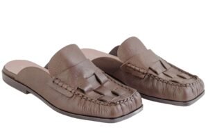 Zueco Allegra Rose Blanche cuero chocolate, vista lateral con costura mocasín y puntera cuadrada