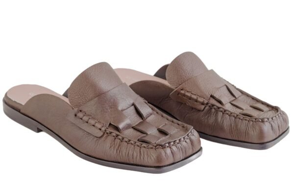 zueco-allegra-cuero-chocolate-trenzado-lateral-rose-blanche.jpg Zueco Allegra Rose Blanche cuero chocolate, vista lateral con costura mocasín y puntera cuadrada