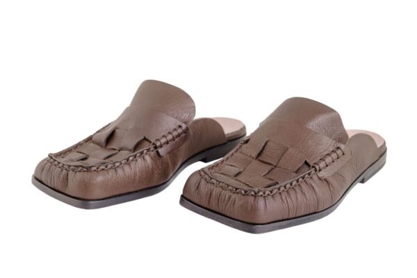 zueco-allegra-cuero-vacuno-chocolate-tres-cuartos-rose-blanche.jpg Vista tres cuartos Zueco Allegra Rose Blanche en cuero chocolate, mule con trenzado y plantilla rosa