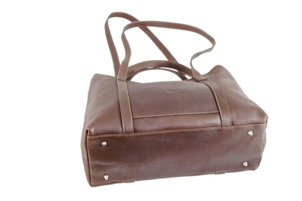 Base Cartera Celine Rose Blanche cuero vacuno chocolate con remaches metálicos plateados, construcción artesanal Patagonia Argentina